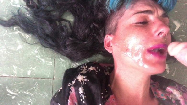 Goddess Maya: 唾で顔を覆われて