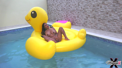 Maxine X: MILF Asia jalang Maxine X terapung di sekeliling kolam dan...