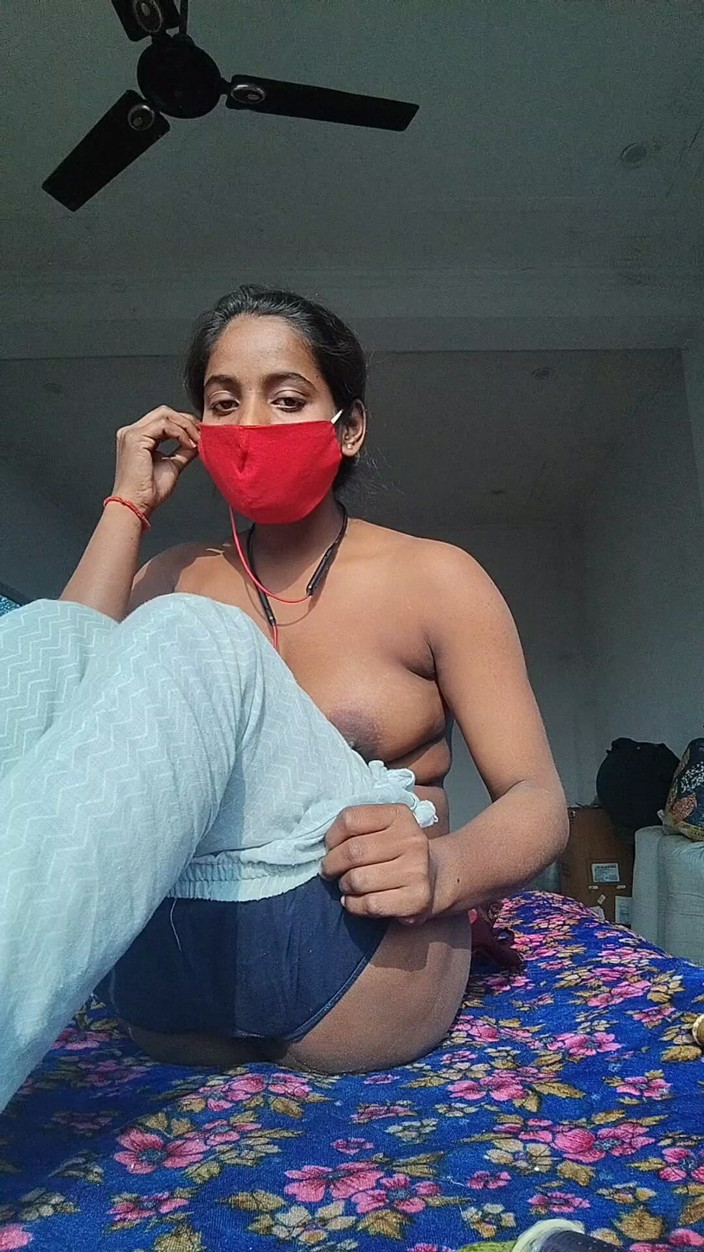 Anuttar: Desi meisje hard neuken met dildo en luider kreunen