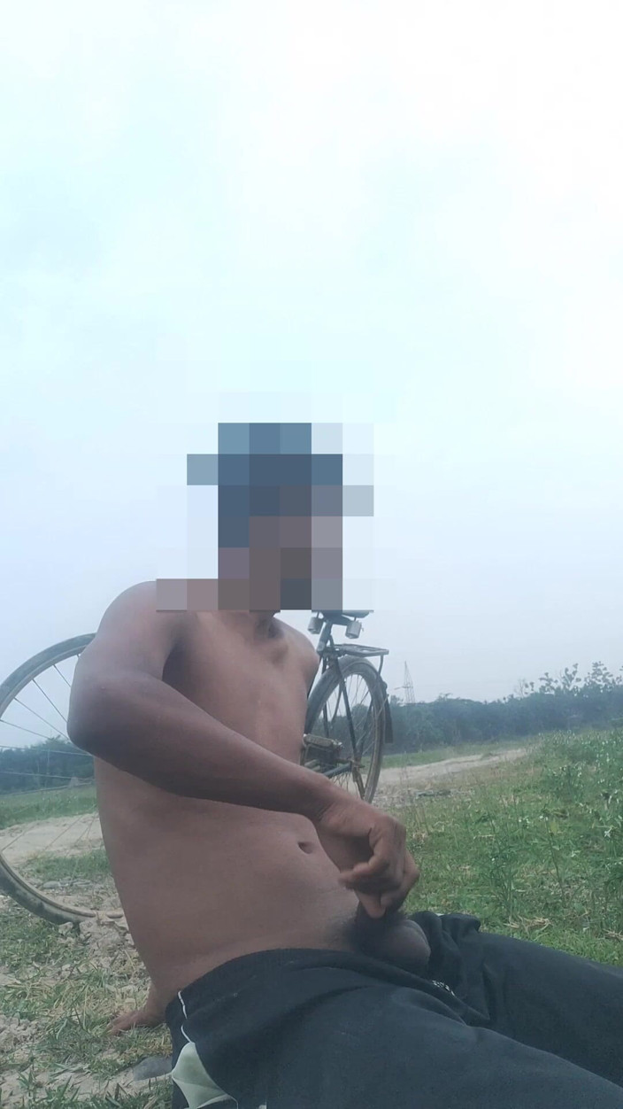 Assamesebodoboy: Venkovní sexuální video gayů masturbuje na silnici
