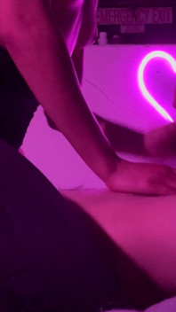 Boquete em calças de ioga pretas sensuais com facial