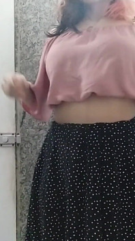 Khoe hàng trong phòng tắm tiểu bang