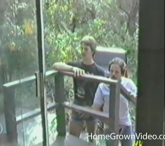 Homegrown Vintage: Dois caras se revezam em uma loira peituda