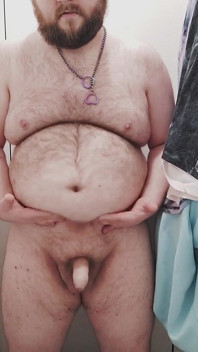 Urso Gordo se masturba no banheiro e lambe seu gozo