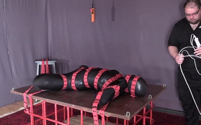 Yvette xtreme: Esaret - catsuit, kemer ve hitachi