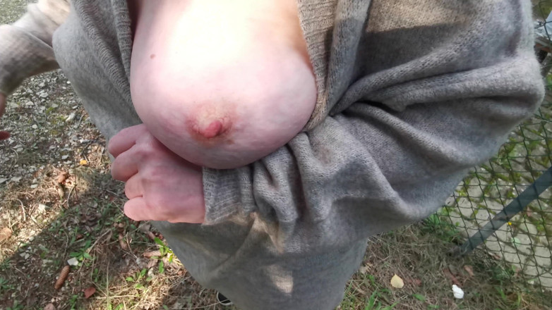 Bouncy Tits Action: Nippelstrafe und echte nackte klatschen ihre titten rot