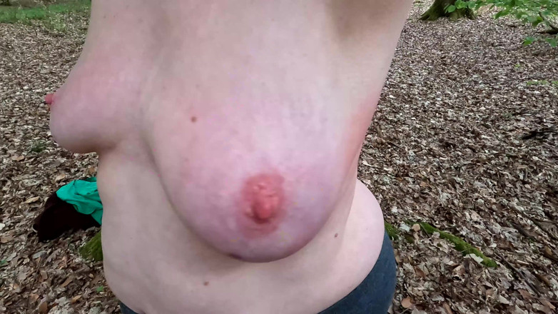 Bouncy Tits Action: tanpa alas kaki dan topless - 10.20.30.40, Ketukan