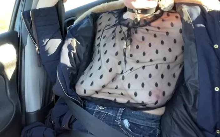 Lady Oups: Ball gag in car