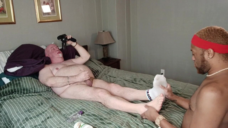 beardaddychub: Kennie Jai Worships Beardaddychubs Feet
