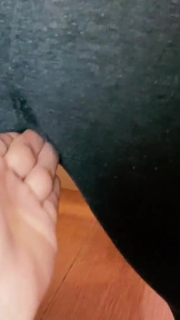 他抚摸我的阴户直到我撒尿