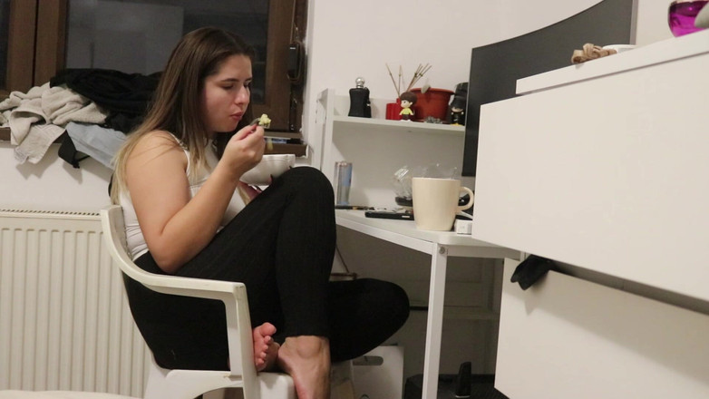 NipsAndStrips: デスクで食事中におならをする