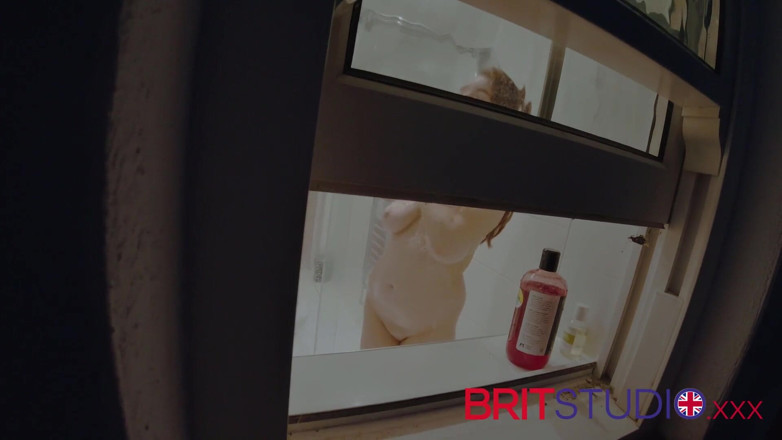 Brit Studio: Bạn xem hàng xóm của bạn trong phòng tắm