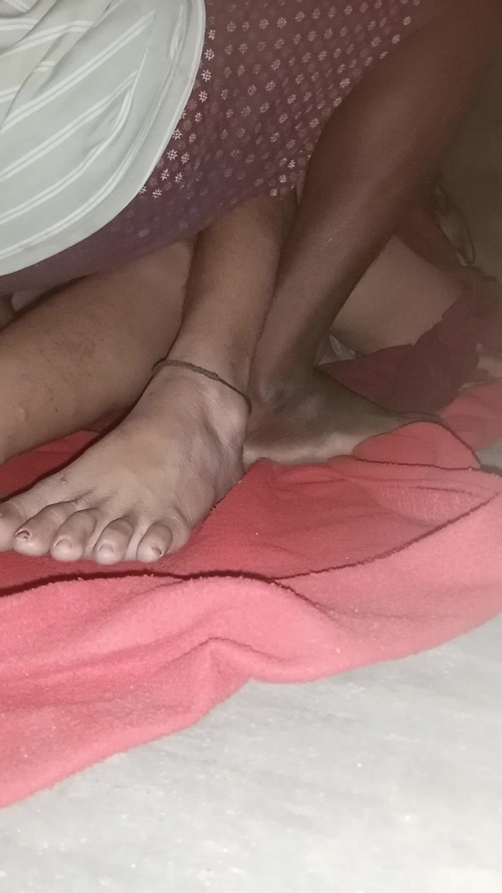 Pede: Hintli seks, gece geldim ve yengeyi uykuya yatırdım ve onu...
