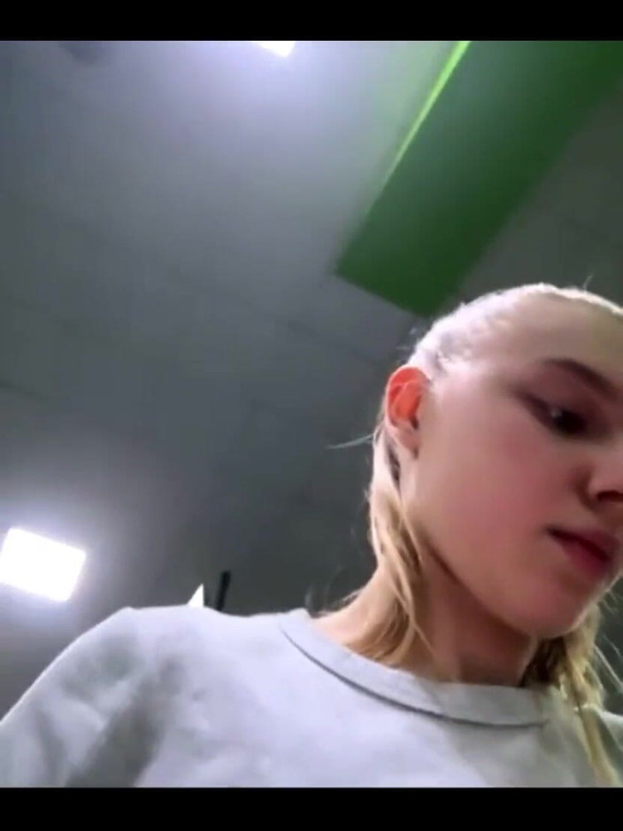 JuiceLussie: Siłownia masturbacja: Napalona piękność w fit gym masuje jej cipkę...