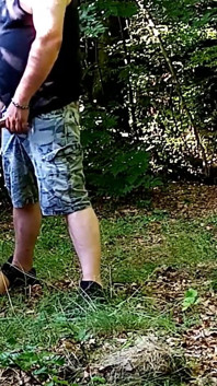 Ik zit op mijn hondjesband en aangelijnd en mijn meester neukt me met de dildo en de dikke pik