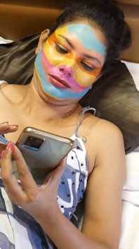 Desiガールフレンドは自宅で一人で彼氏Niteshを呼び出します