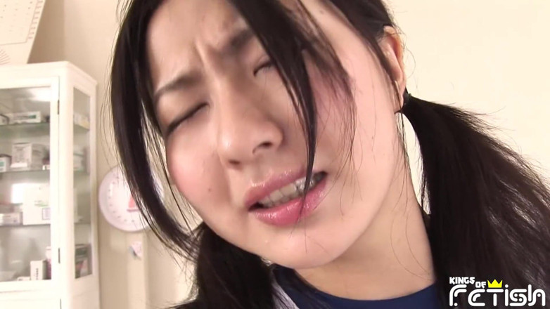 Pure Japanese adult video ( JAV): Ragazzina giapponese soffia due ragazzi mentre un altro tizio lecca...