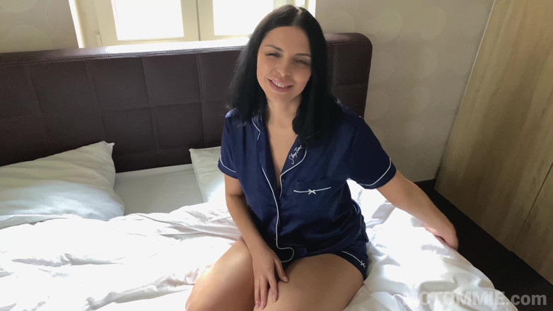LustFeed: Dává nastříkáno do sexy prsaté MILFky Kira Queen