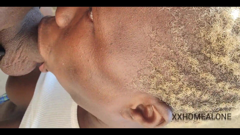 Home Alone: Nimi pantat besar ketahuan masturbasi