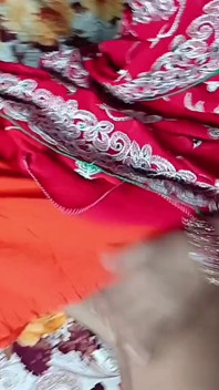 Bhabhi v červeném saree měla sex se svým švagrem, švagr si dal prsten na penis a ošukal ho, Desi hindská porno videa