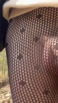 Passeggiao al parco indossando calze a rete. sconosciuti mi fissano