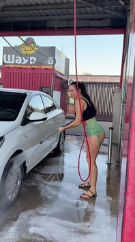 Сексуальна дражнить автомийку в крихітних шортах