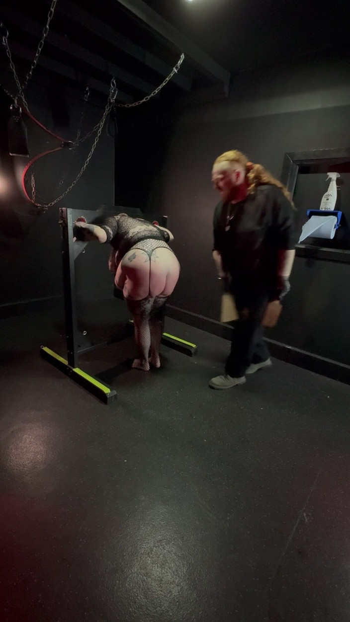 Bambi_beauty1: 더 진저 겐트는 밤비를 깨뜨린다