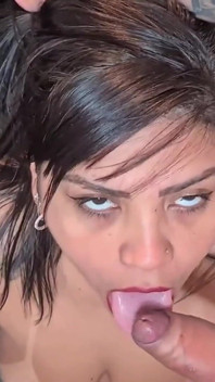 Golden Shower: Nicoly Mattos Took a Stream of Pee While Sucking the Fan!
