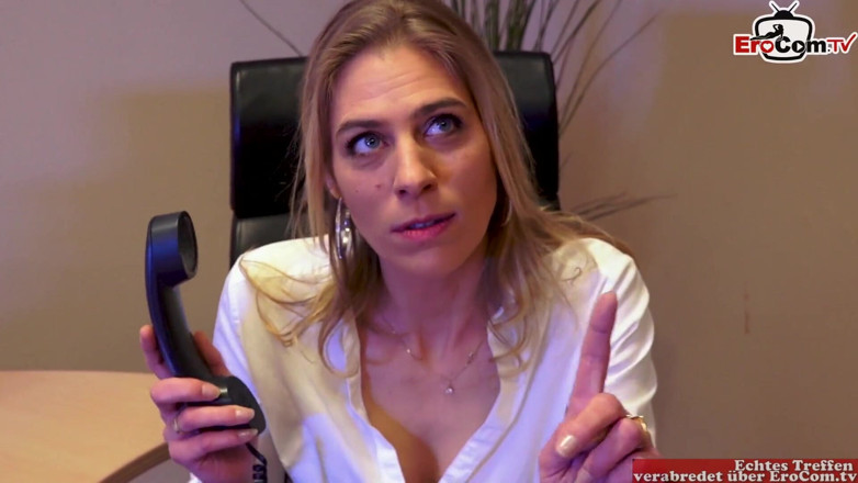 EroCom: Una miLF magra in calze di nylon si fa scopare...