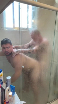 Šuká toho posilovna hajzla ve sprše