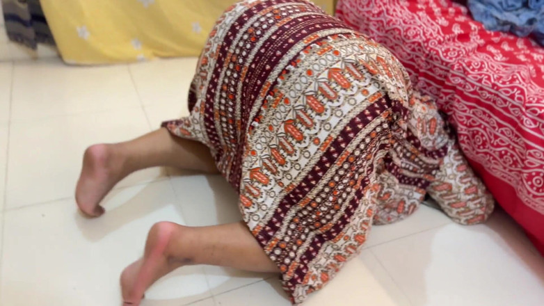 Aria Mia: Egyptská sexy služka s velkým zadkem uvízlá pod postelí a...