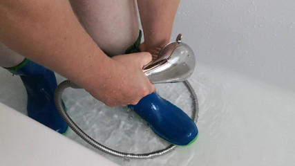 Bouncy Tits Action: Rubberboots in bathtube