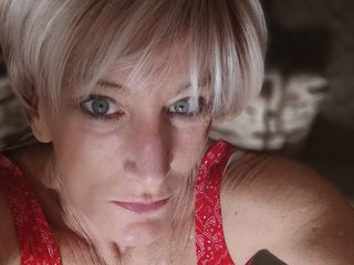 Longtoes45: Dona de casa solitária se masturba