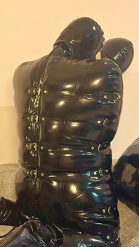 Test anale da parte di uno alieno in lattice, Parte 2 - alex latex