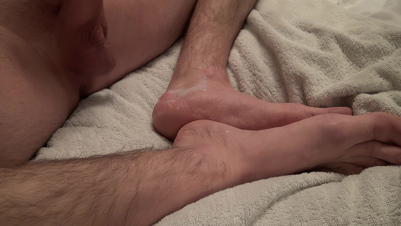 NakedFoxx: 부드러운 발 클로즈업에 두꺼운 밧줄을 터뜨리는 스트레이트 남자