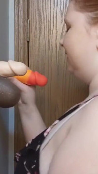 Cewek sange ini lagi asik nyepong kontol