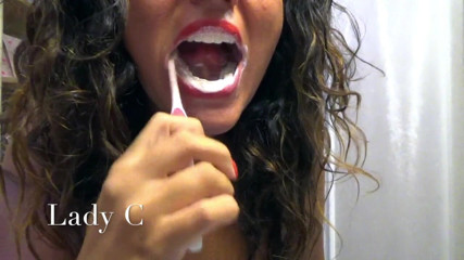 Lady Claudia: Brosse-moi les dents