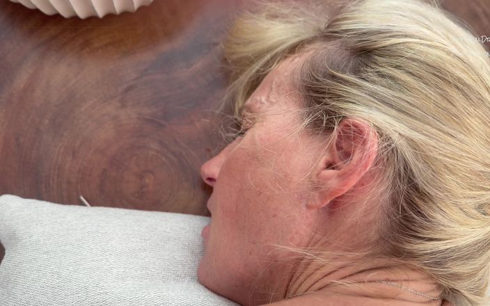 InternalDrive: Porno evli kadın götten sert sikiliyor.
