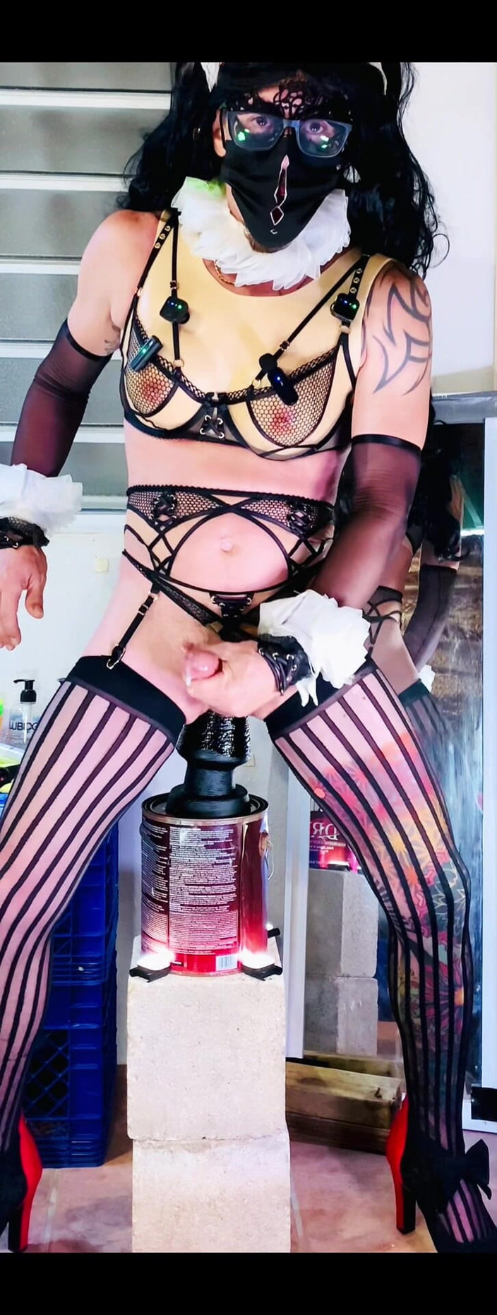 Benito414: Femboy sexy lingerie cavalgando grande consolo preto