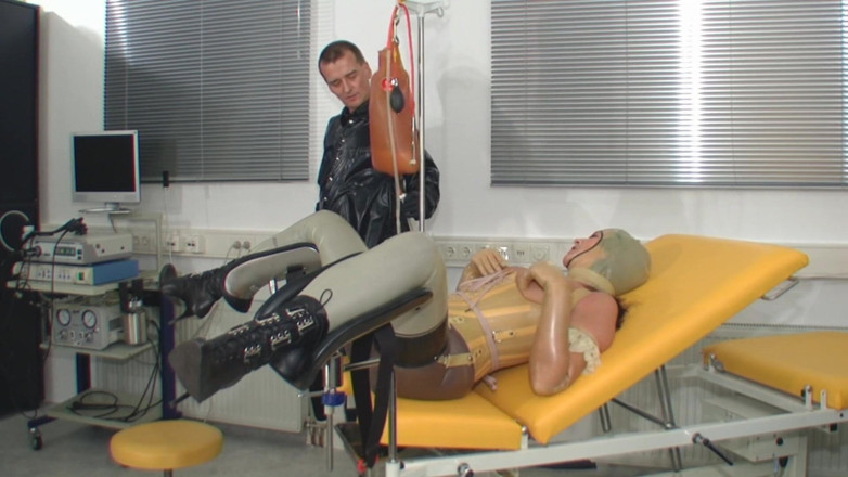Rubber & Clinic Studio - 1ATOYS: Thuốc xổ 2 lít quái đản trong cao su
