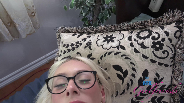 ATK Girlfriends: 在你外出一天后，kay已经准备好接受那根鸡巴了