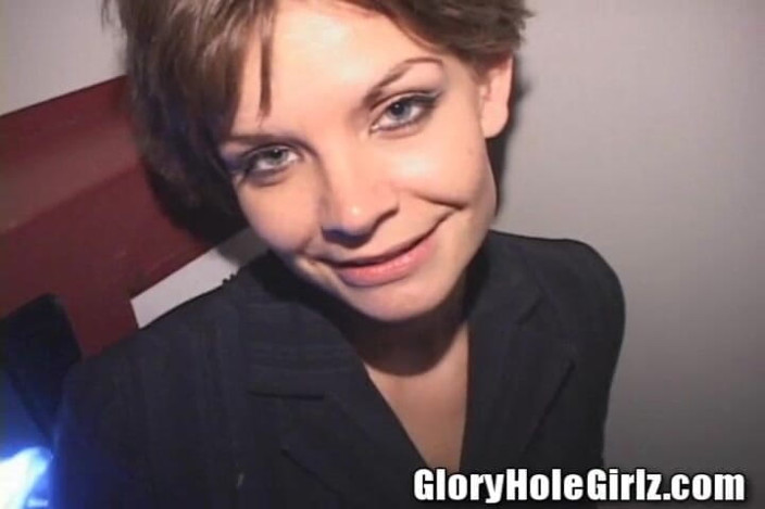 Glory Hole Girlz: Si jalang pejabat berambut pendek blowjobs air mani dengan lubang...