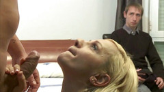 Backdoor Films: Blonďatá holka jezdí na cizím ptákovi na posteli