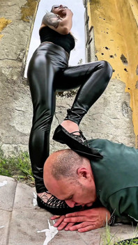 Lambe Os Sapatos Da Sua Amante, Escravo!