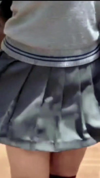 Innocent Face and Tight Ass!! Schoolgirl Takes the Opportunity to Bring School Friends Home