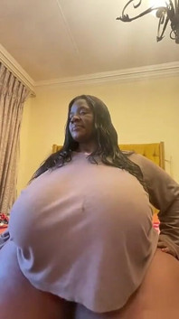 Prsatá ebenová SSBBW MILF uctívání prsou a masturbace
