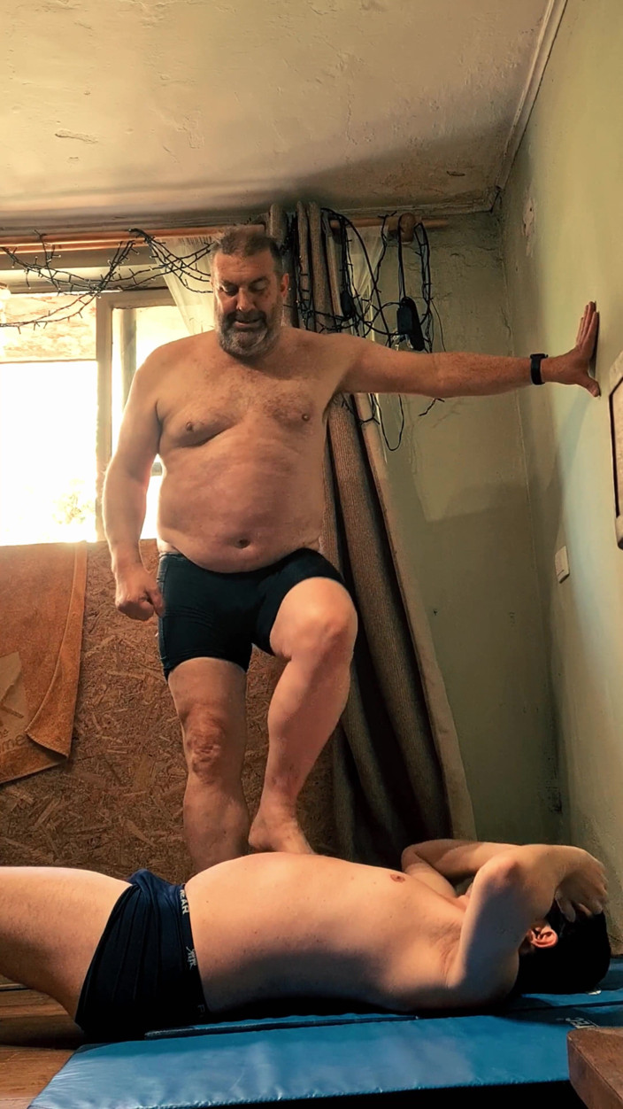 Punchbagplz: Срібний тато боксер проти jobber: сила, підкорення та напруга