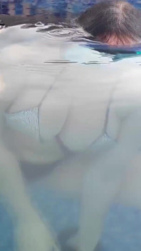 Trattenendo il respiro sott'acqua in piscina, masturbazione e orgasmo