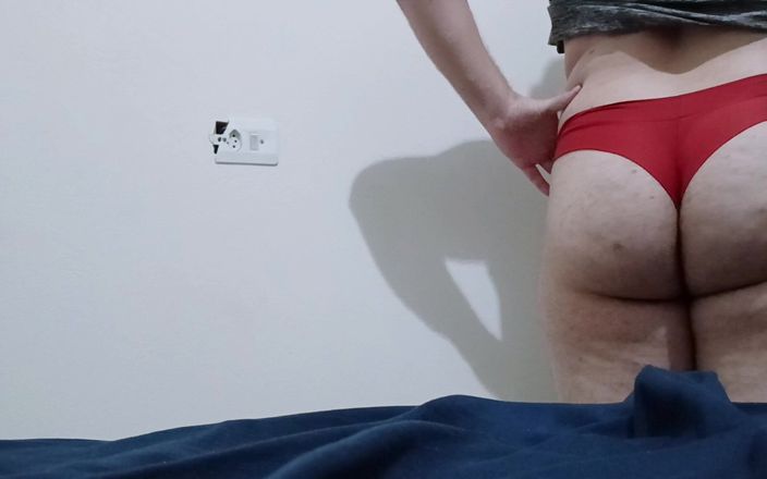 amateurbrazilian: Miluji své červené tanga kalhotky vyražené do zadku
