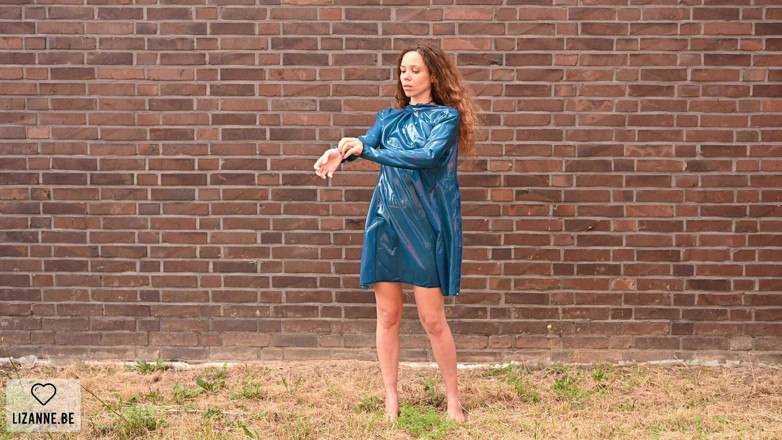 Lizanne: De macacão a vestido azul